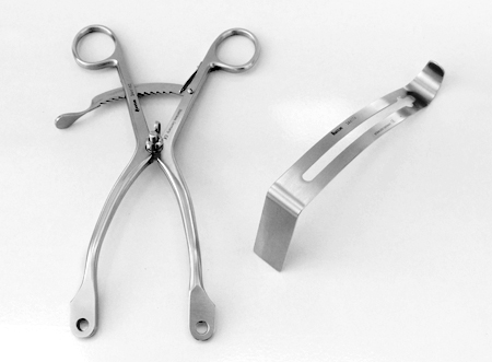 Modified K�lbel Retractor Frame with one middle blade