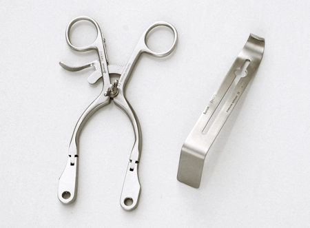 Modified Mini Open Retractor Frame with one middle blade